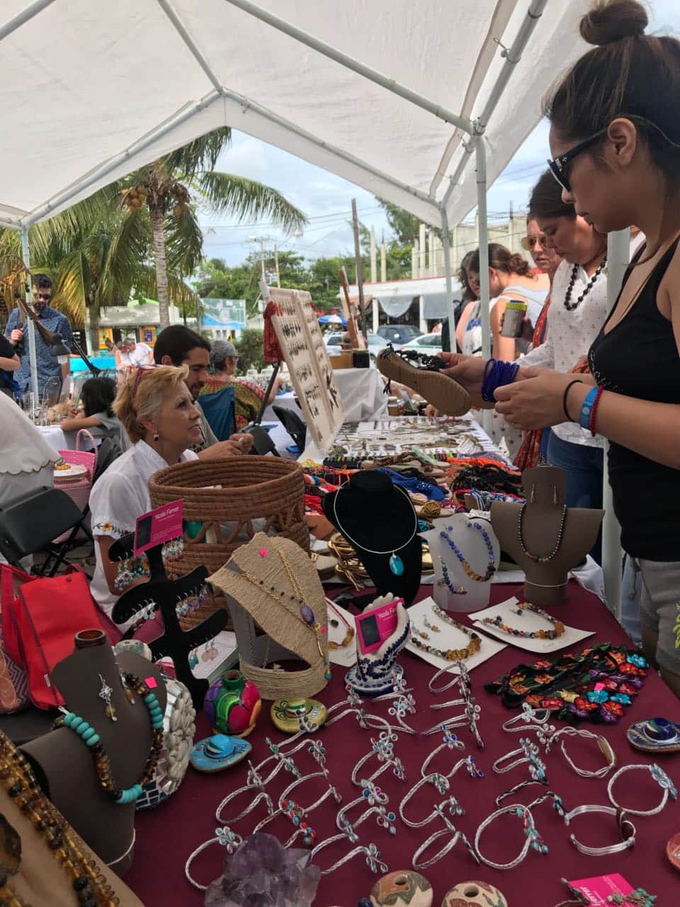 Convergen artesanos en Puerto Morelos