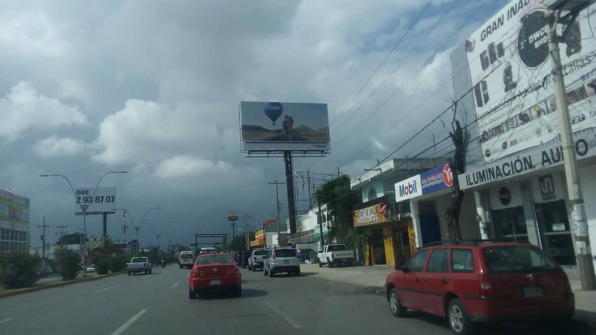 Alistan retiro de espectaculares en Cancún