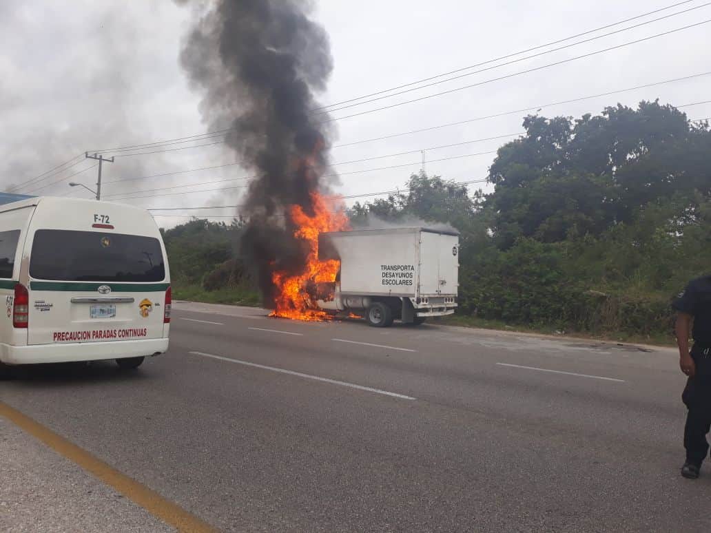 Se incendia camioneta en carretera federal