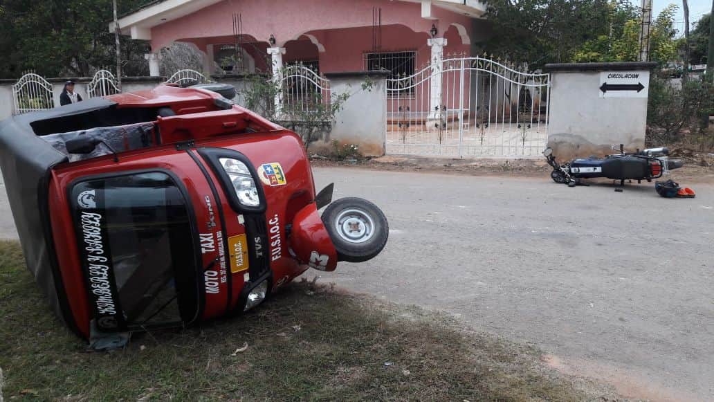 Mototaxi se pasa alto y provoca accidente