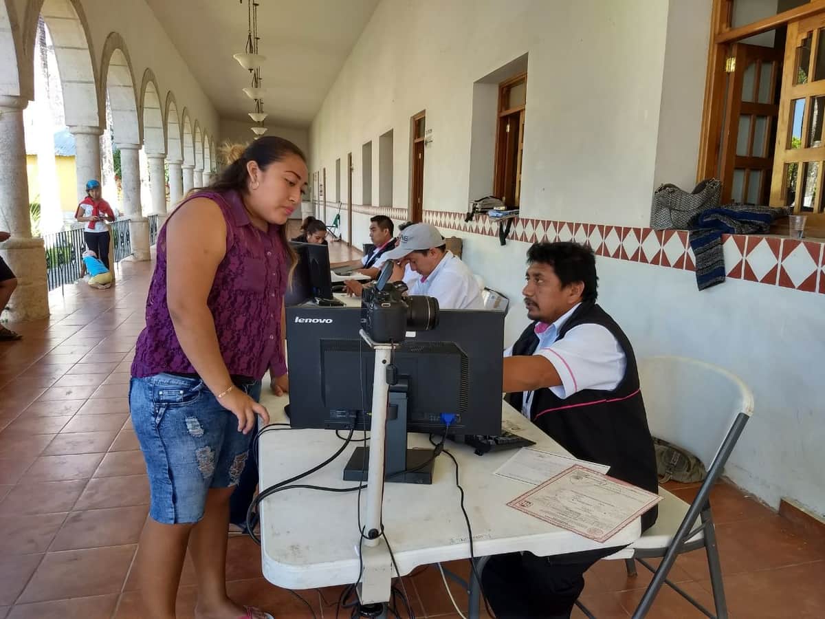 Forman largas filas en busca de credencial para votar