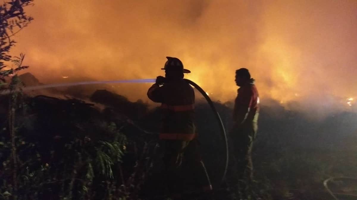 Se incendia antiguo basurero de Cancún