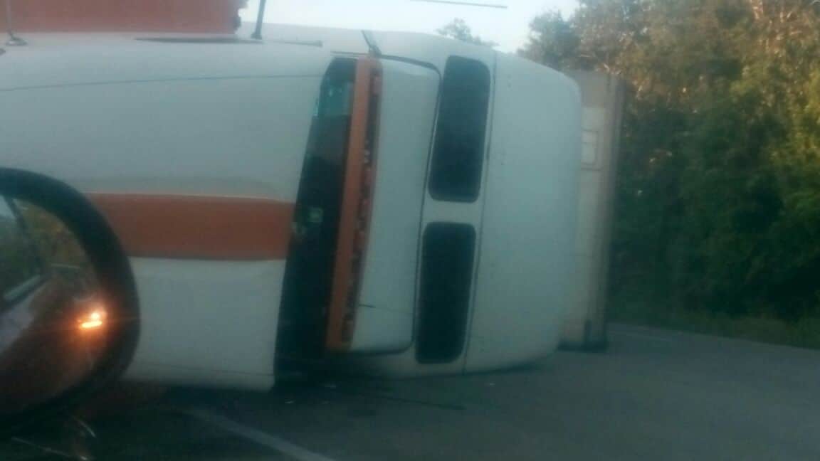 Trailero se duerme y vuelca su unidad