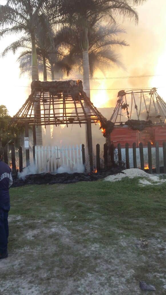 Arde palapa en Bacalar, casi frente a caseta de policías