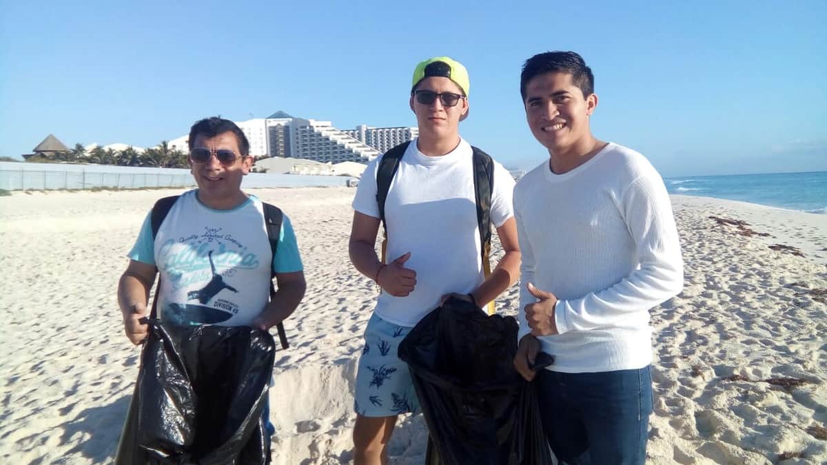Ciudadanos limpian playa Delfines