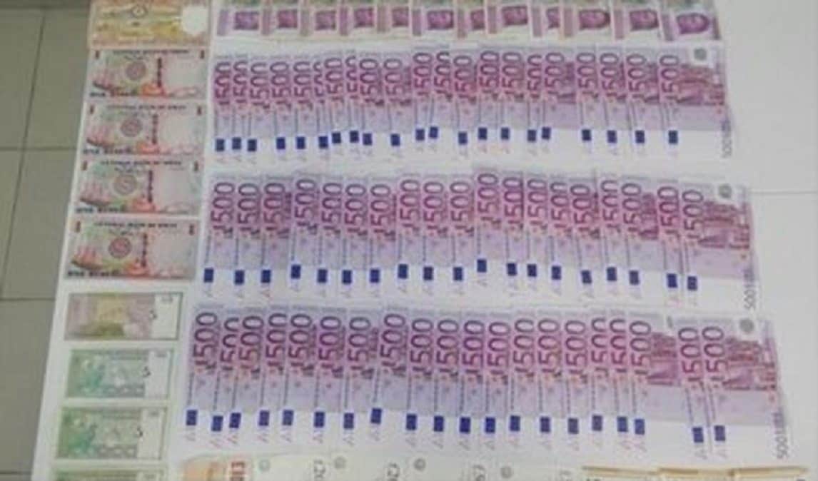 Detienen a pasajero con más de 700 mil pesos en aeropuerto de Cancún