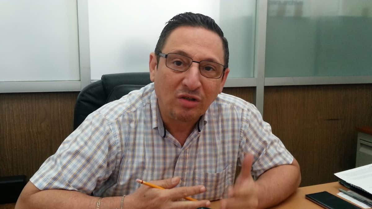 Reciben estudiantes becas con descuento de bancos