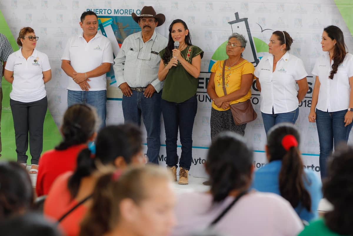 Entrega Laura Fernández semillas para huertos de traspatio