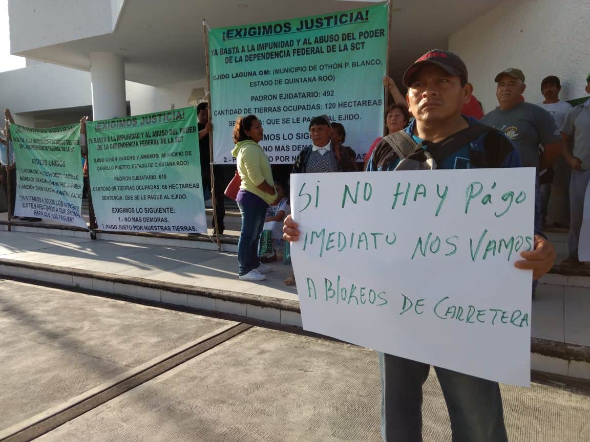 Bloquean ejidatarios oficinas del Centro SCT