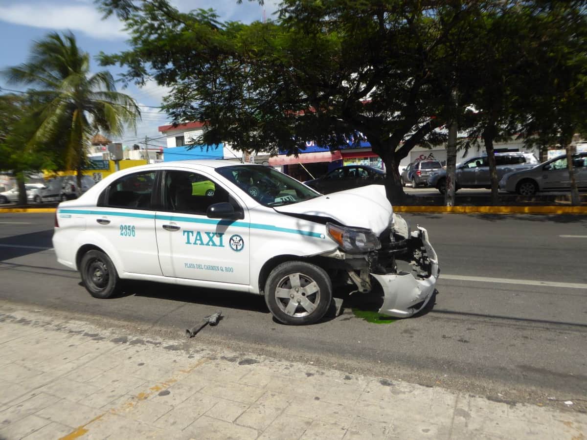 Camioneta destroza taxi en Playa del Carmen