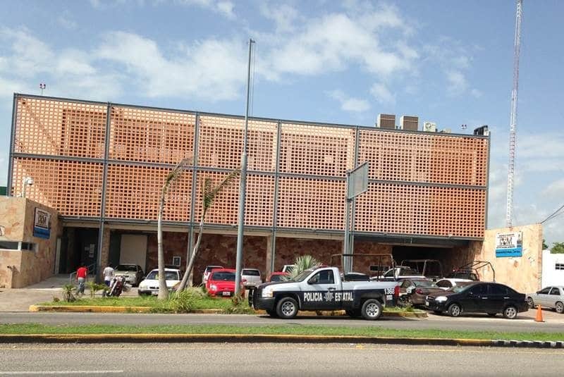 Cubanos amenazan con motín en Migración