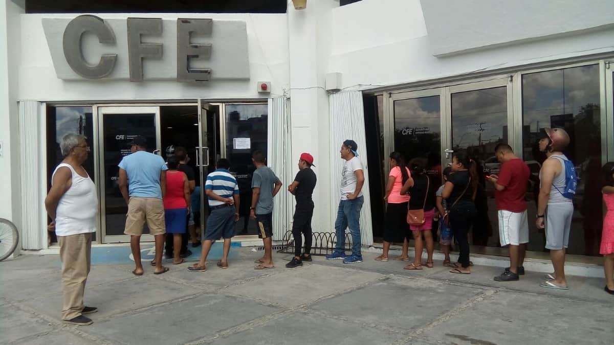 Saturan cajeros automáticos de la CFE