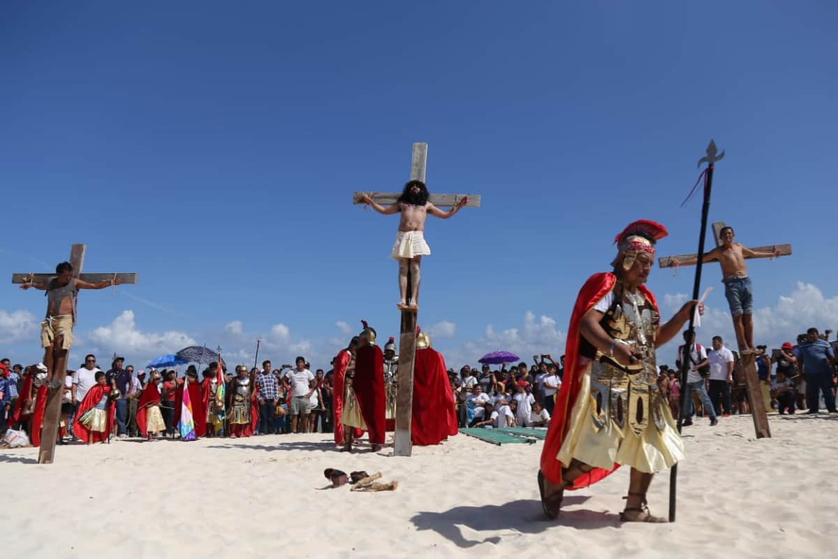 Más de 2 mil turistas y residentes participan en el Vía Crucis en Playa del Carmen