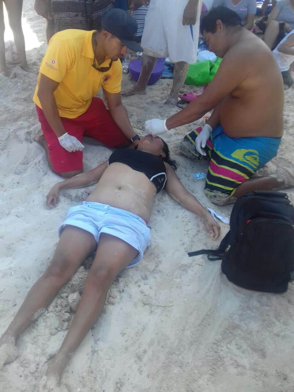 Rescatan a joven en Punta Esmeralda