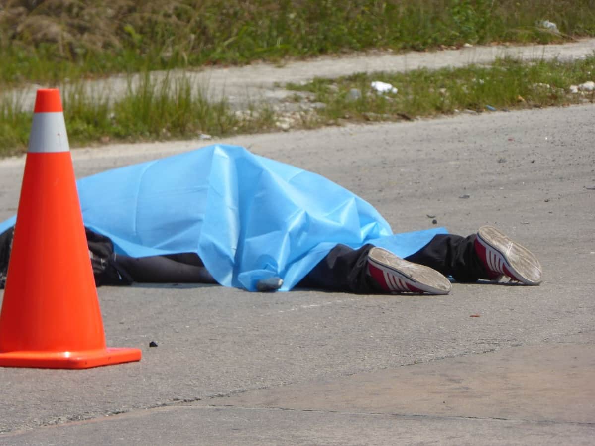 Fallece motociclista aplastado entre dos camionetas