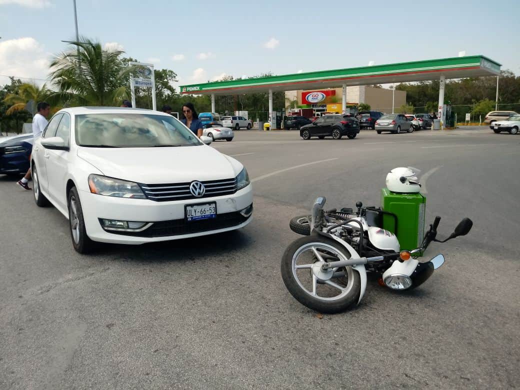 Por ir tomándose una "selfie" mujer arrolla a un repartidor de comida