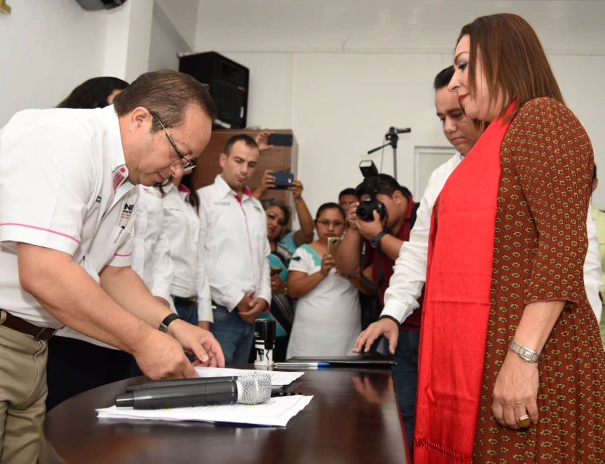 Vamos con todo, afirma Cora Amalia al registrarse por una diputación federal