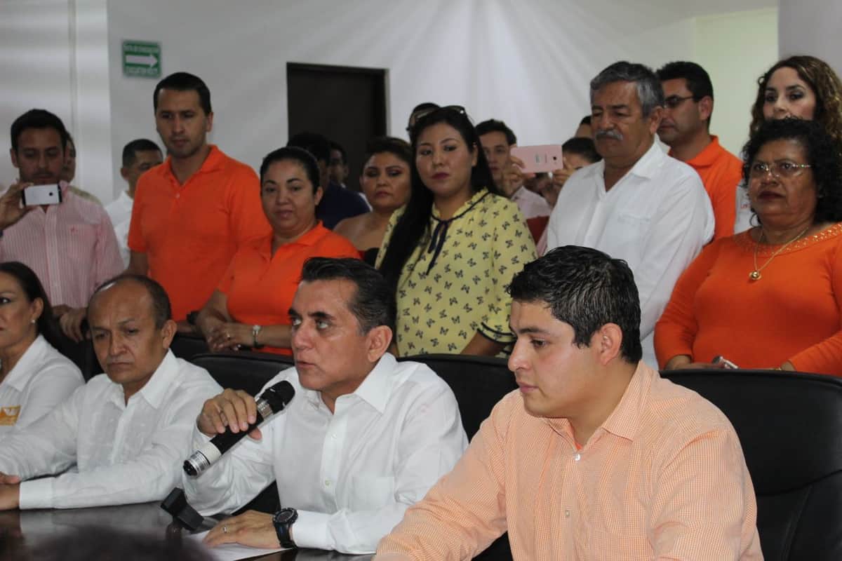 Se registra Miguel Ramón como candidato a diputado federal