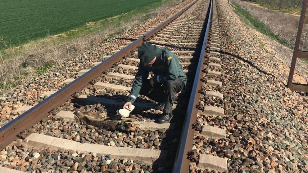 Ataba a animales a las vías del tren para matarlos