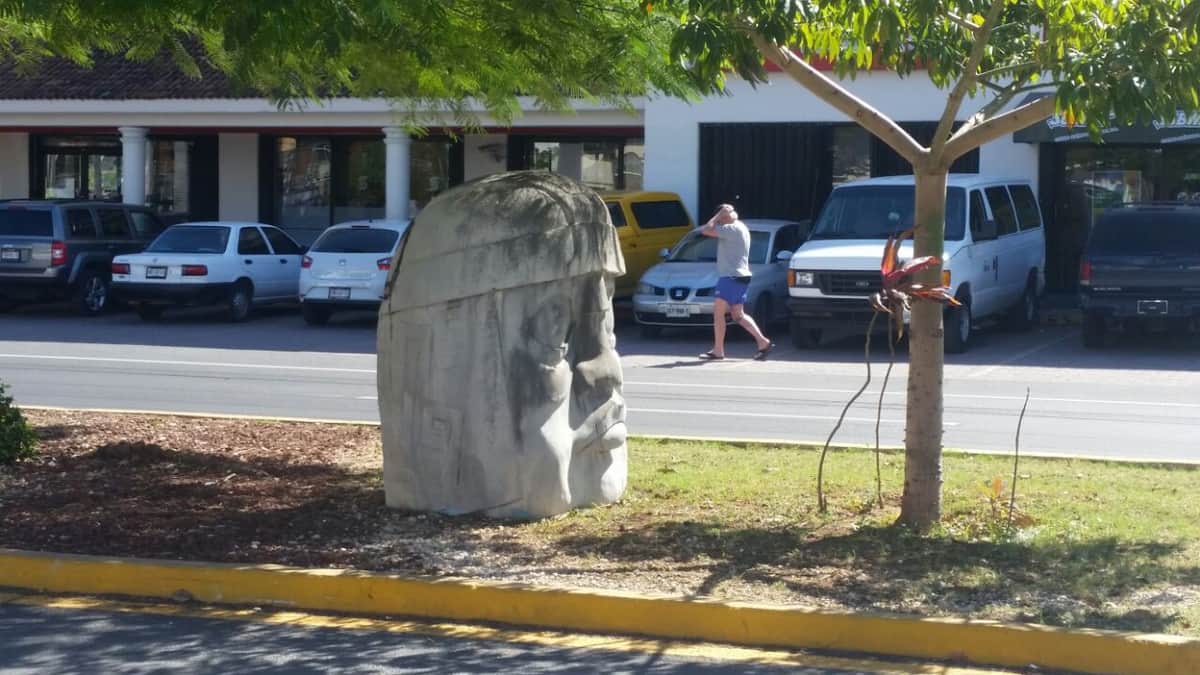 Retiran cabeza olmeca que adornaba la Constituyentes