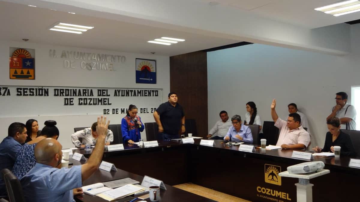 Evade Perla Tun cuestionamientos en sesión de Cabildo