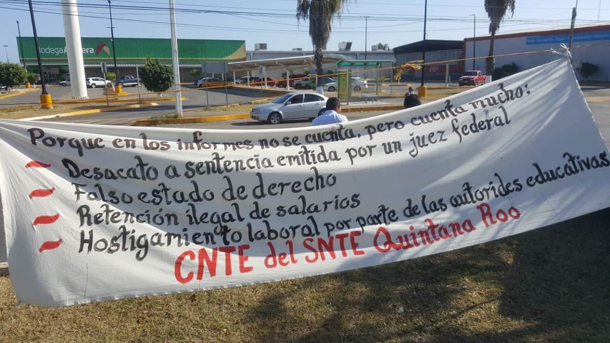 Exigen maestros reinstalación y pago de salarios caídos