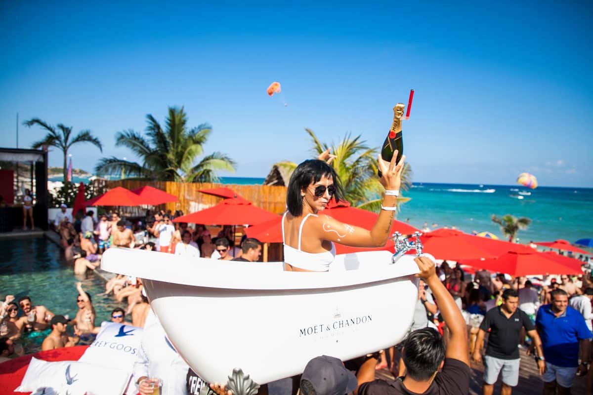 Estos son los cinco clubs de playa imperdibles en Playa del Carmen