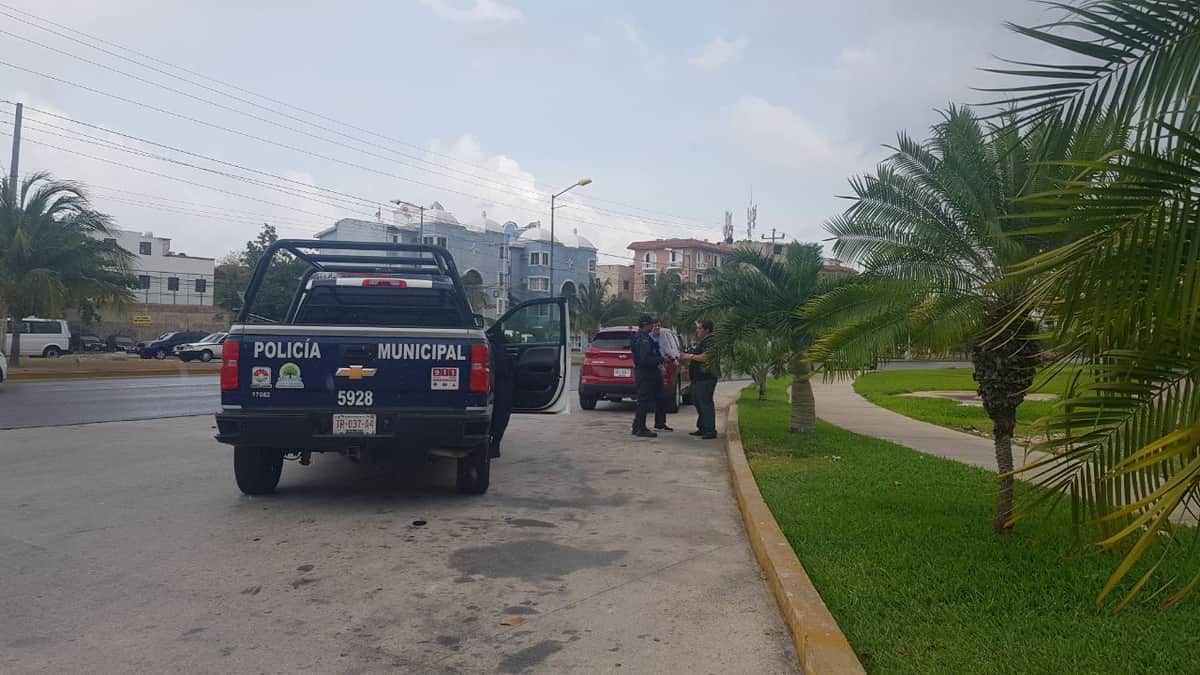 Se roban automóvil a punta de pistola en Cancún