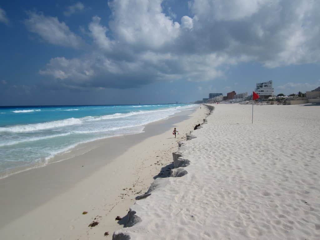 Grandes hoteles generan pérdida de arenales en Cancún