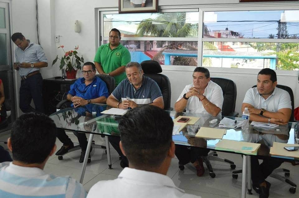 Fijan posturas taxistas por consulta de Uber