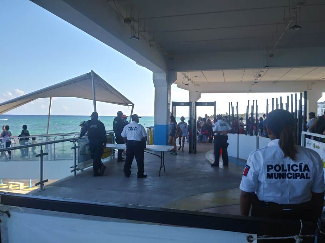 Federales y municipales vigilan muelle de Playa del Carmen