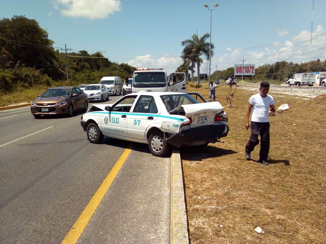 “Avienta” camioneta a taxi a carril contrario de carretera Cancún-Playa