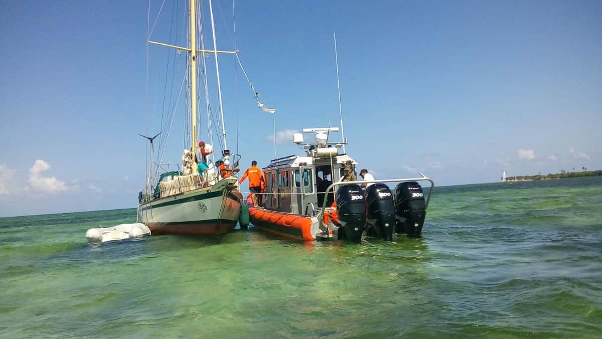Rescatan a turistas en velero encallado en Punta Herrero
