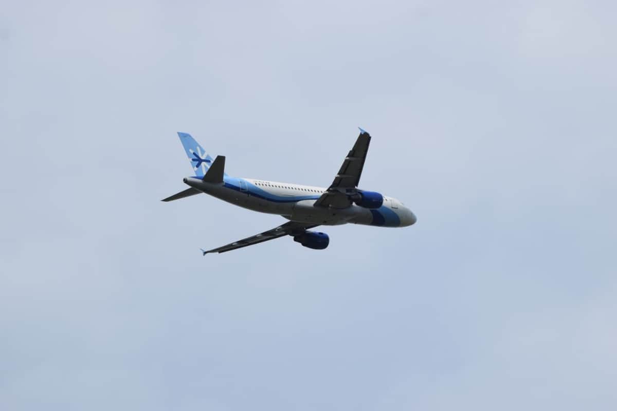 Reabren aeropuerto de Cancún; lluvias intermitentes