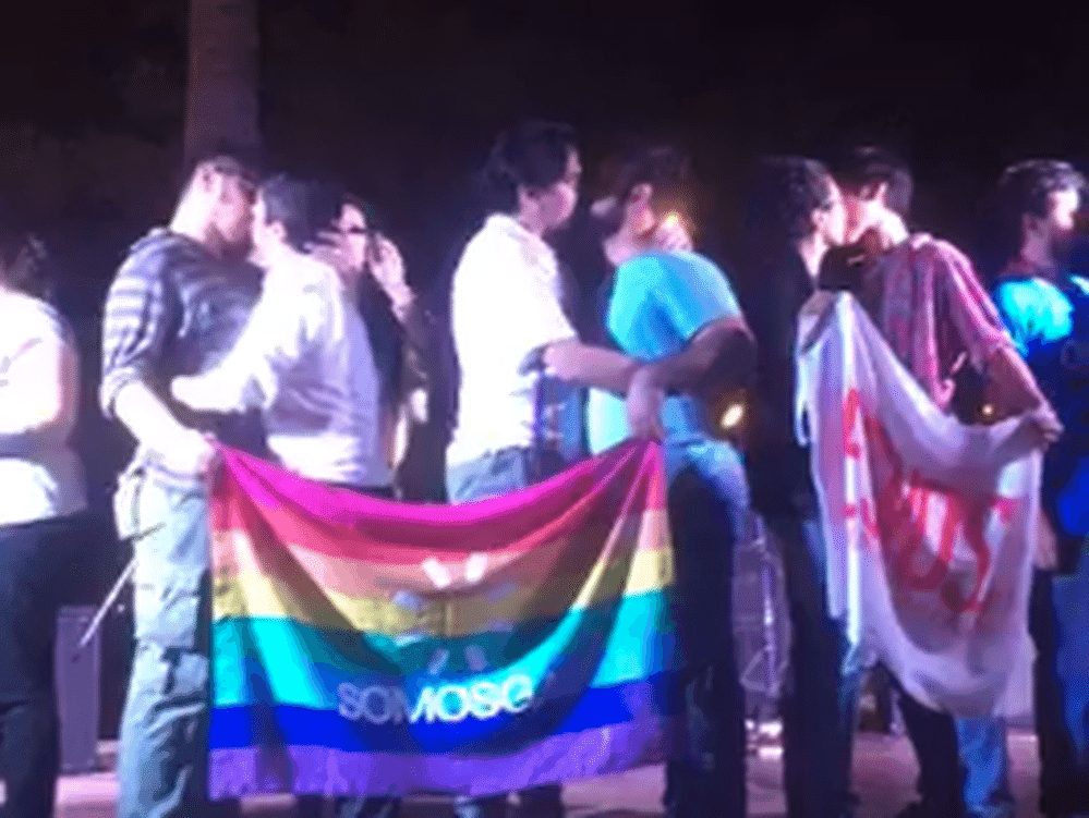 Causan polémica niños besándose en evento LGBT