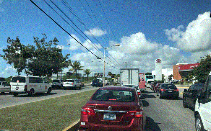 Desquicia tráfico en salida a Playa del Carmen