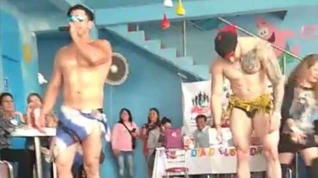 Con strippers celebran a mamás… ¡e hijos!