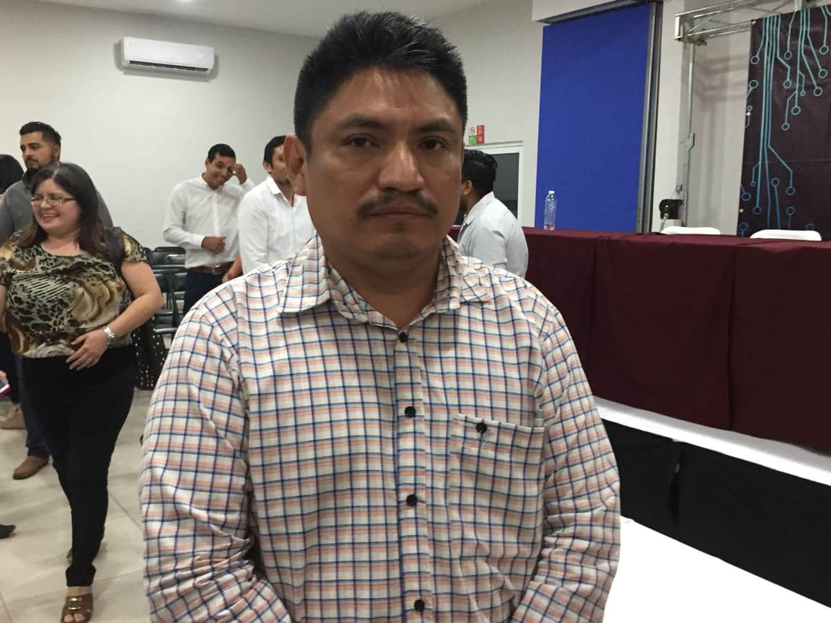 Critican maestros a Vila por no acudir a diálogo