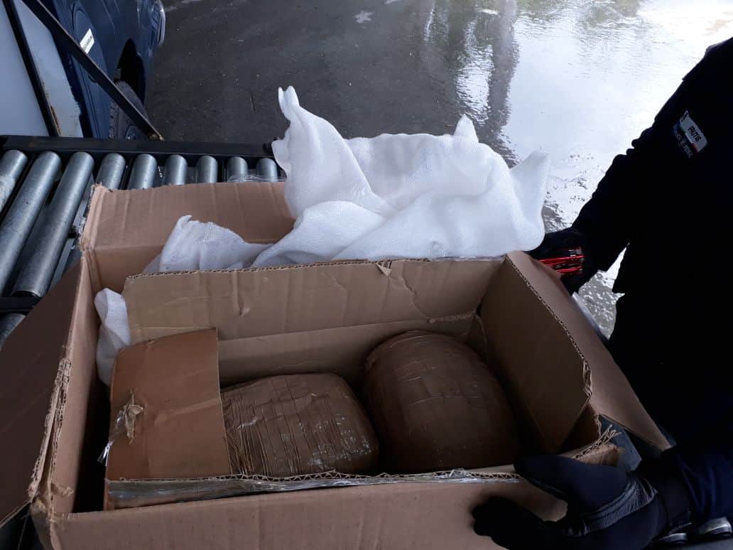 Hallan paquete con marihuana en aeropuerto