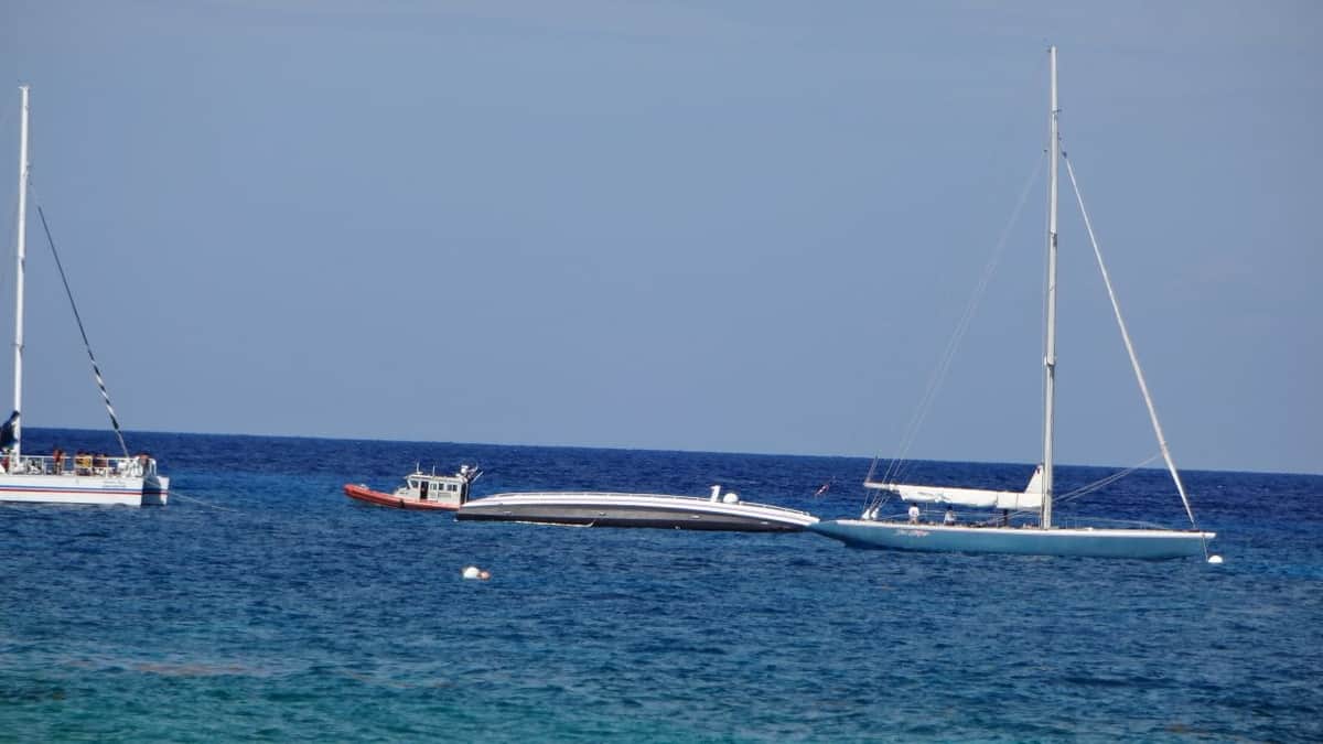 Se hunde catamarán en zona hotelera sur de Cozumel