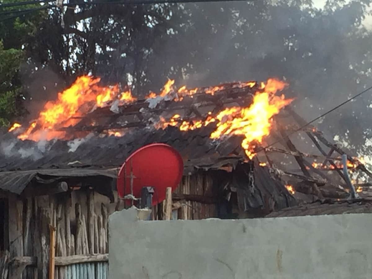 Consume fuego palapa en la Colosio