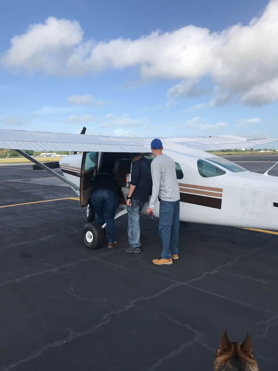 Detienen a dos extranjeros en aeronave sin placas en Chetumal