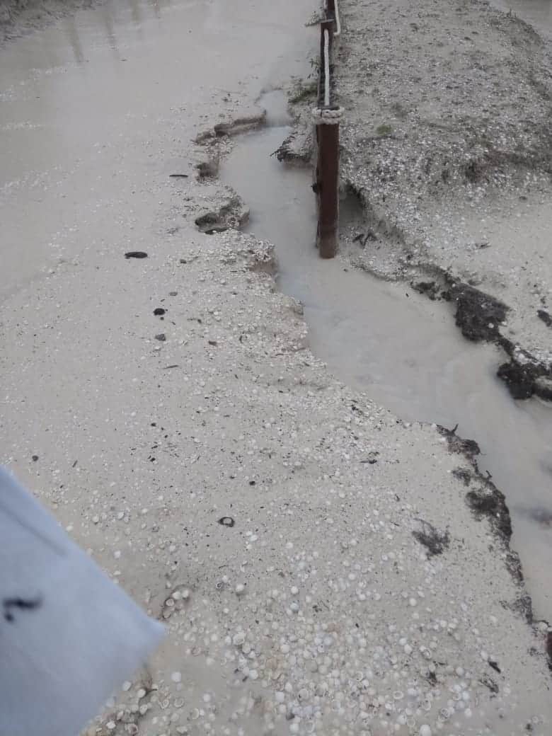 Lluvias crean zanja en calle de Holbox