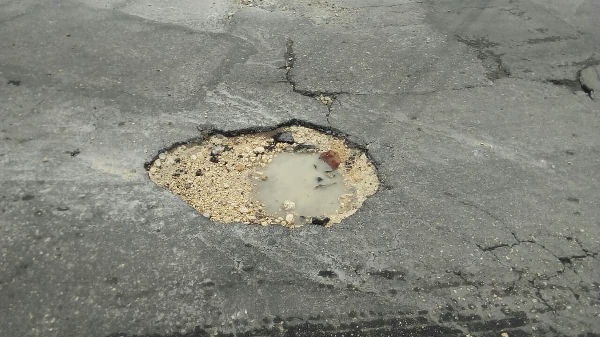 Atienden abundancia de baches en calles de Cancún