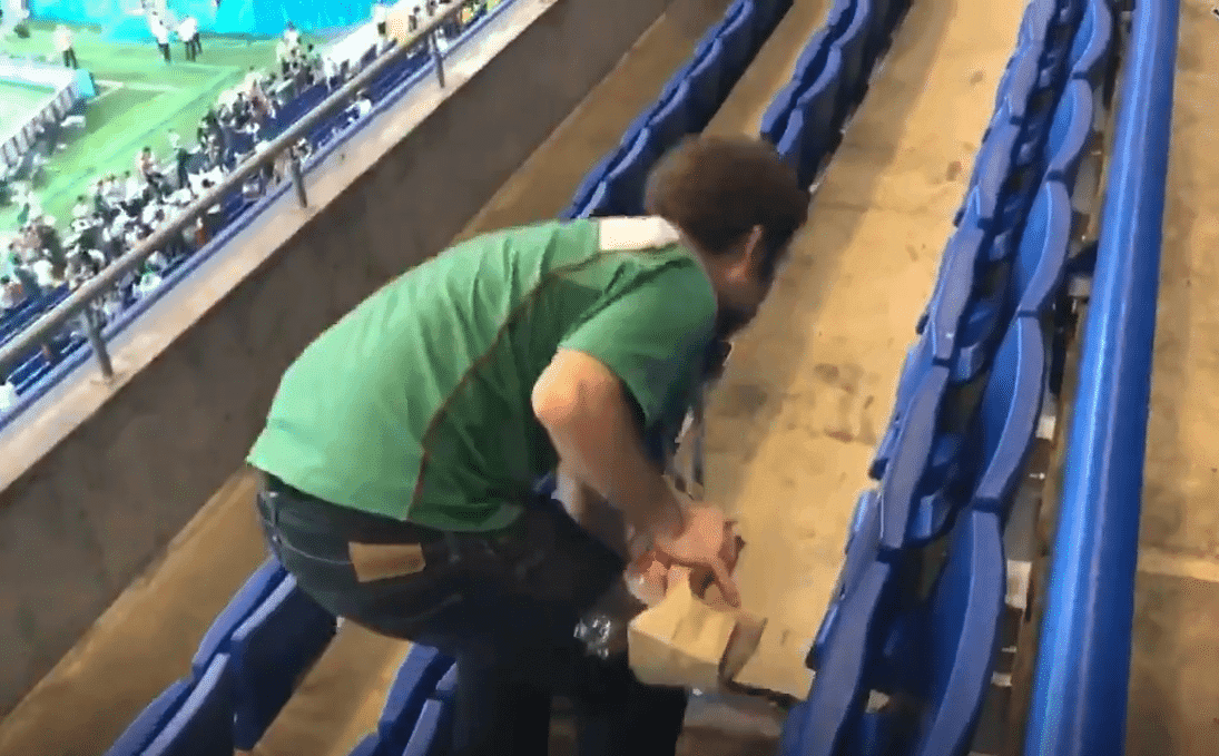 Mexicanos festejan victoria ante Corea del Sur ¡recogiendo basura!