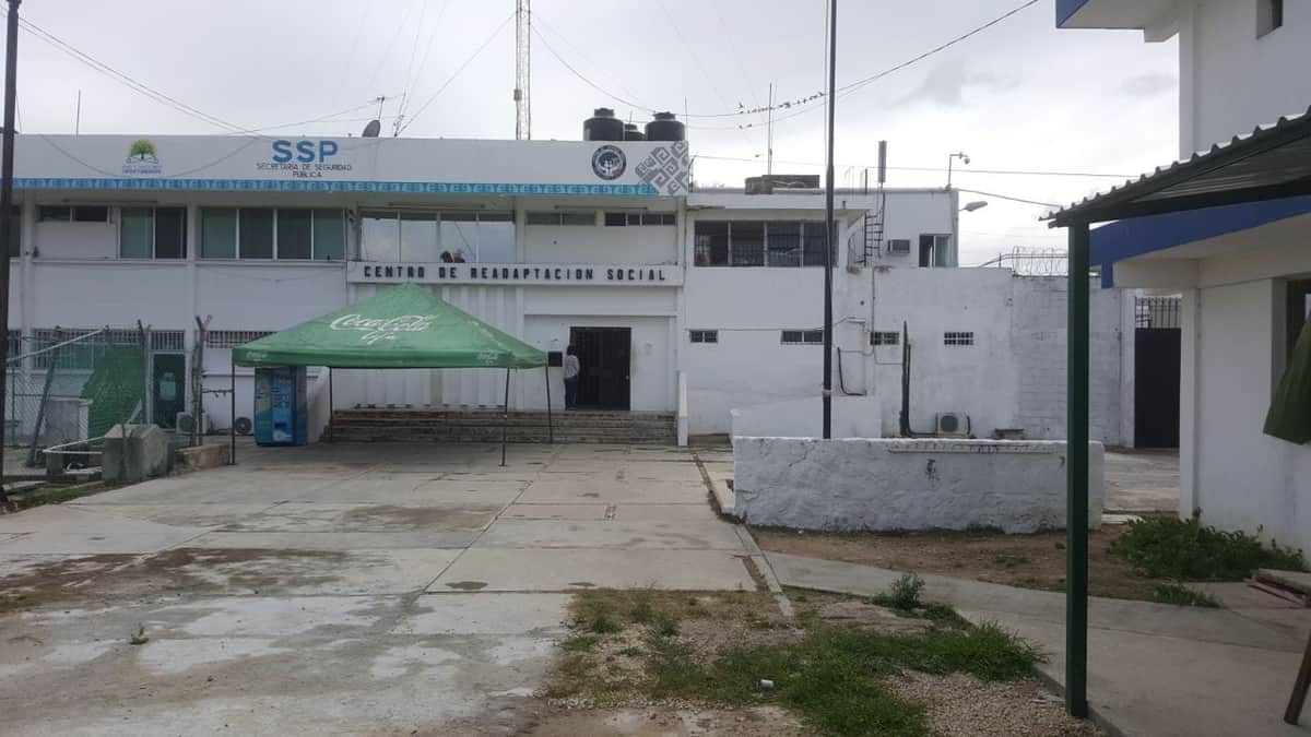 Trasladan a Mario Villanueva al hospital para estudios