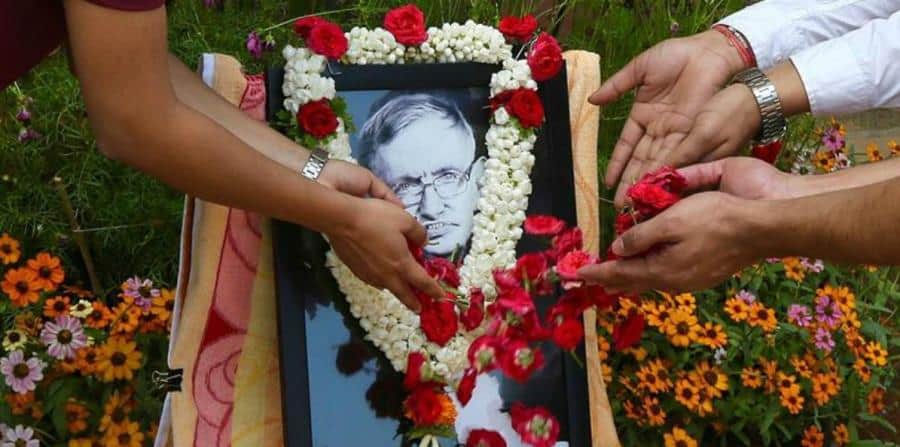 Stephen Hawking descansa entre Isaac Newton y Charles Darwin