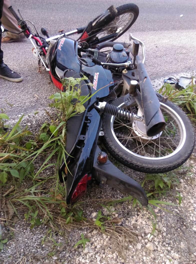 Auto impacta a dos personas que viajaban en una motocicleta