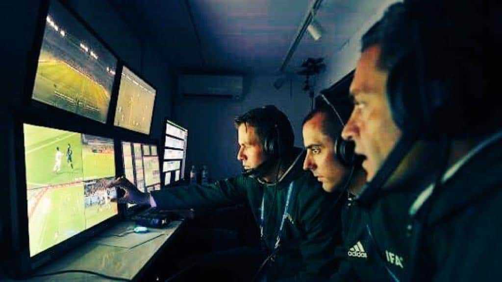 Acuerdan futbol con videoarbitraje en reunión en Cancún