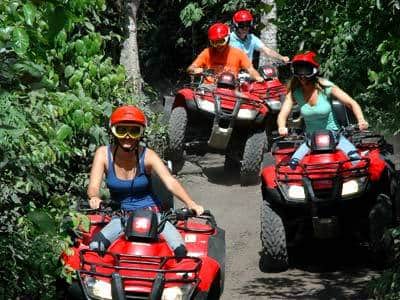 Conoce la caverna de Jade paseando en un todo terreno